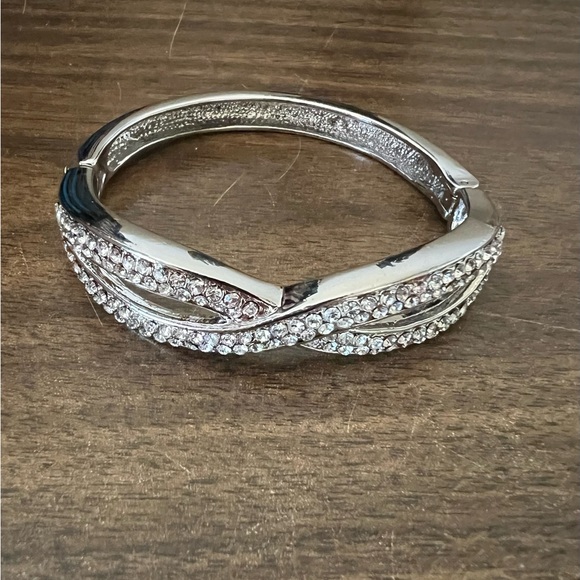 Jewelry - Beautiful Vintage Infinity Bangle